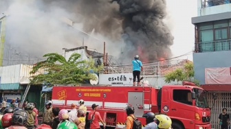 Bengkel Ban di Kawasan Padat Penduduk Surabaya Terbakar, Dua Pegawai Sempat Terjebak