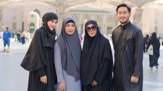 Tinggal Kenangan, Ini 8 Potret Akrab Ibu Jeje Govinda dan Amy Qanita