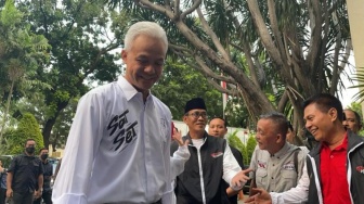 Jelang Debat Capres, Ganjar Tiba Di Kantor KPU Bareng Istri Dan Mahfud MD: Insyaallah Siap