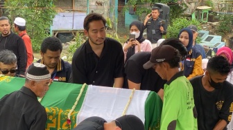Baru Pulang dari London, Jeje Govinda Ikut Angkat Keranda dan Turunkan Jenazah Ibu ke Liang Lahad