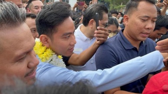 Warga Rela Desak-desakan saat Gibran Blusukan ke Pasar Muara Baru Jakut, Demi Apa?