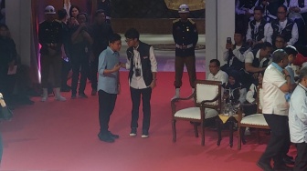 Putra Ganjar dan Gibran Keciduk Ngobrol Bareng saat Jeda Debat Capres di KPU, Bicara Apa?