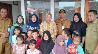 Tri Rismaharini Hibur Anak-anak Korban Banjir di Ketapang: Bobok di Mana?