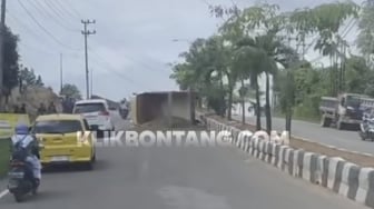 Muat Koral dan Pasir, Truk Terbalik di Tanjakan Jalan S Parman Bontang