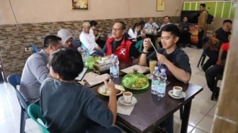 Kaesang Pangarep Ngopi di Warkop Daeng Anas Kota Makassar