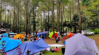 Bumi Perkemahan Bedengan, Camping Seru Bersama Keluarga di Tepian Sungai