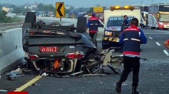 Mobil Plat Merah Terbalik Ringsek di Tol Pasuruan, Begini Kondisi Sopirnya