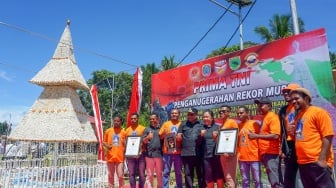 Pecahkan Rekor MURI, Ini Dia Penampakan Pohon Natal dari Kulit Kerang di Papua