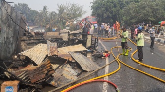 Petugas pemadam kebakaran memadamkan api yang membakar pekukiman padat di kawasan Manggarai, Tebet, Jakarta, Kamis (14/12/2023). [Suara.com/Alfian Winanto]