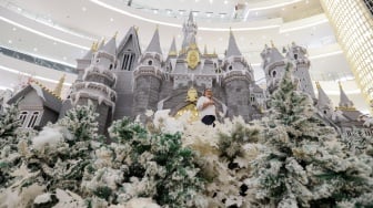 Pengunjung memadati area instalasi natal Whimsical Castle di pusat perbelanjaan Senayan City, Jakarta, Kamis (14/12/2023). [Suara.com/Alfian Winanto]