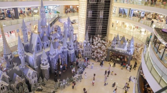 Pengunjung memadati area instalasi natal Whimsical Castle di pusat perbelanjaan Senayan City, Jakarta, Kamis (14/12/2023). [Suara.com/Alfian Winanto]