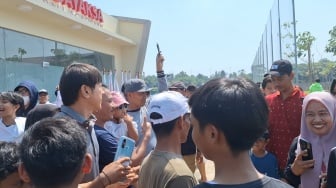 Detik-detik  Shin Tae-yong Diserbu Bocah Sampai Emak-emak untuk Rebutan Foto