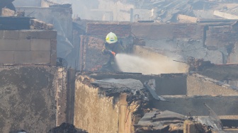 Petugas pemadam kebakaran memadamkan api yang membakar pekukiman padat di kawasan Manggarai, Tebet, Jakarta, Kamis (14/12/2023). [Suara.com/Alfian Winanto]