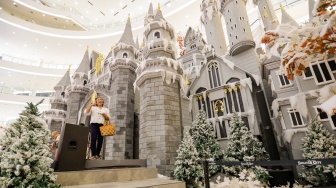 Pengunjung memadati area instalasi natal Whimsical Castle di pusat perbelanjaan Senayan City, Jakarta, Kamis (14/12/2023). [Suara.com/Alfian Winanto]