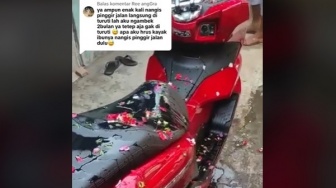 Emak-emak Tantrum di Ponorogo Akhirnya Dapat Motor, Langsung Dimandikan Pakai Air Kembang