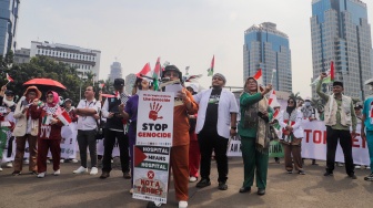 Medical Emergency Rescue Committee (MER-C) bersama Ikatan Dokter Indonesia (IDI), dan organisasi profesi kesehatan melakukan aksi di Patung Kuda, Jakarta, Jumat (15/12/2023). [Suara.com/Alfian Winanto]