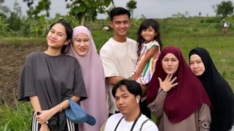 Pose di Sawah Kampung Halaman Pratama Arhan, Outfit Azizah Salsha Tembus Rp160 Juta