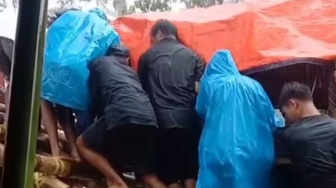 Viral, Jenazah di Toraja Jatuh dari Ketinggian 3 Meter Diterpa Angin Kencang