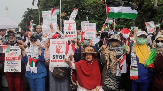 Medical Emergency Rescue Committee (MER-C) bersama Ikatan Dokter Indonesia (IDI), dan organisasi profesi kesehatan melakukan aksi di Patung Kuda, Jakarta, Jumat (15/12/2023). [Suara.com/Alfian Winanto]