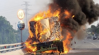 Truk Bawa Gulungan Kertas Terbakar Di Jelambar Jakbar Jumat Pagi, Api Bekobar Tinggi