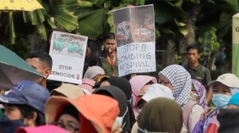 Medical Emergency Rescue Committee (MER-C) bersama Ikatan Dokter Indonesia (IDI), dan organisasi profesi kesehatan melakukan aksi di Patung Kuda, Jakarta, Jumat (15/12/2023). [Suara.com/Alfian Winanto]