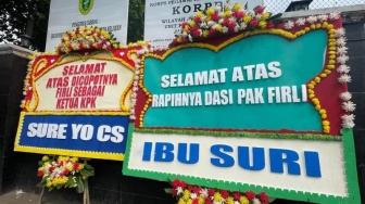 Sidang Praperadilan Firli Bahuri, PN Jaksel Dapat Karangan Bunga dari 'Ibu Suri'