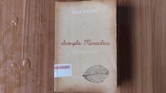 Resensi Buku Simple Miracles, Perjalanan Spiritual Ayu Utami