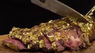 Titi Kamal Suguhkan Steak Berlapis Emas untuk Geng Cendol, Ini Fakta Menarik Soal Edible Gold