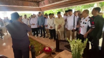 Momen Prabowo Subianto Larang Pendukung Angkat 2 Jari di Makam Bung Karno