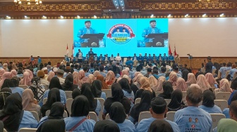 Calon Presiden Nomor Urut 2 Prabowo Subianto (tengah) saat hadir dalam Deklarasi Kaukus Generasi Muda Islam di Balai Sarbini, Jakarta, Senin (18/12/2023). [Suara.com/Alfian Winanto]