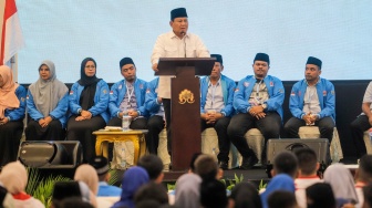 Calon Presiden Nomor Urut 2 Prabowo Subianto (tengah) menyampaikan pidato politik dalam Deklarasi Kaukus Generasi Muda Islam di Balai Sarbini, Jakarta, Senin (18/12/2023). [Suara.com/Alfian Winanto]