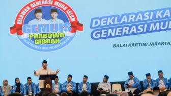 Calon Presiden Nomor Urut 2 Prabowo Subianto (kiri) menyampaikan pidato politik dalam Deklarasi Kaukus Generasi Muda Islam di Balai Sarbini, Jakarta, Senin (18/12/2023). [Suara.com/Alfian Winanto]