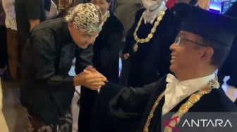 Pakai Surjan Hitam, Ganjar Salami Pratikno Sembari Menunduk di Dies Natalis UGM ke-74