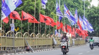 Pemasangan Bendera PDIP dan Demokrat Main Tinggi-tinggian di Kawasan Tebet