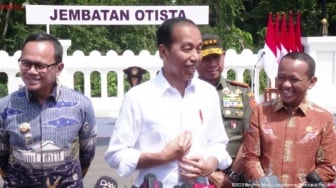 Senyum Jokowi Merekah Saat Ditanya Dasi Kuning dan Golkar