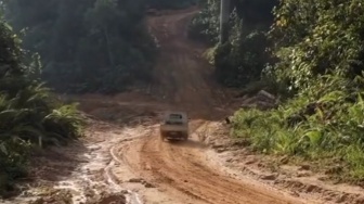 'Percuma APBD Besar', Tanjakan Ekstrem di Kaltim Bikin Mobil Pick Up Ngedrift