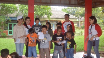 Penuhi Hak Dasar Anak yang Telah Kehilangan Pengasuhan Orang Tua Lewat Kegiatan Volunteering