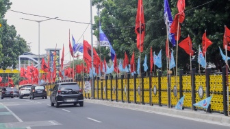 Sejumlah Alat Peraga Kampanye (APK) terpasang di Jalan Dr. Saharjo, Tebet, Jakarta, Selasa (19/12/2023). [Suara.com/Alfian Winanto]