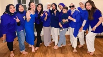 5 Potret Geng Arisan Ayu Ting Ting, Kompak Banget Pakai Outfit Serba Biru