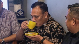 Ketua KPK nonaktif Firli Bahuri (tengah) memberikan keterangan saat konferensi pers di salah satu cafe di Jakarta Timur, Selasa (19/12/2023). [Suara.com/Alfian Winanto]