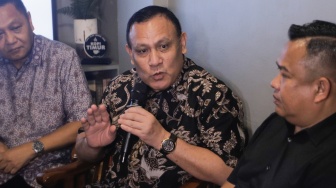 Ketua KPK nonaktif Firli Bahuri (tengah) memberikan keterangan saat konferensi pers di salah satu cafe di Jakarta Timur, Selasa (19/12/2023). [Suara.com/Alfian Winanto]