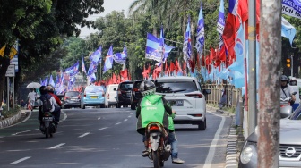 Sejumlah Alat Peraga Kampanye (APK) terpasang di Jalan Dr. Saharjo, Tebet, Jakarta, Selasa (19/12/2023). [Suara.com/Alfian Winanto]