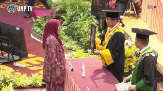 Momen Mengharukan Wisuda Korban Marapi, Ibu Korban Teriak: Frengki Mama Kuat