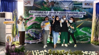 Tugas terakhir pengunjung yang ikut main games, berfoto di booth khusus Hari Jalan 2023. (Suara.com/Nessy F)