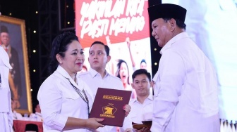 Mantan Istri Prabowo Pamer Usai Nyoblos, Titiek Soeharto Beri Salam 2 Jari