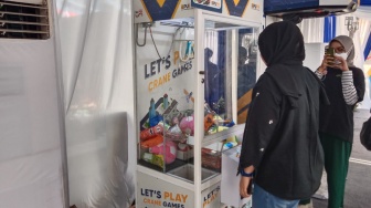 Pengunjung mencoba salah satu game yang disediakan di pameran Hari Jalan 2023. (Suara.com/Nessy)