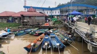 Waspada! Gelombang Tinggi di Padang, Nelayan Pilih Libur Melaut