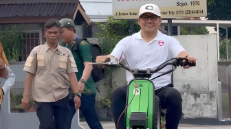 Gaya Cak Imin Kendarai Vespa Trail tanpa Kenakan Helm, Gak Bahaya Ta?