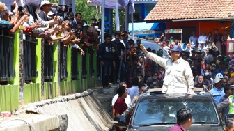 Prabowo Disambut Antusias Warga Kuningan, Ada yang Peluk hingga Selfie Bareng