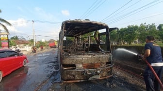 Bus AKDP Terbakar di Jalan Lintas Tulang Bawang Barat, Sopir Berhasil Menyelamatkan Diri